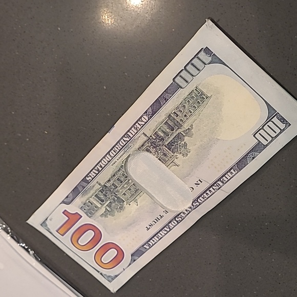 A "goodie bag" - Picture 3 of 11